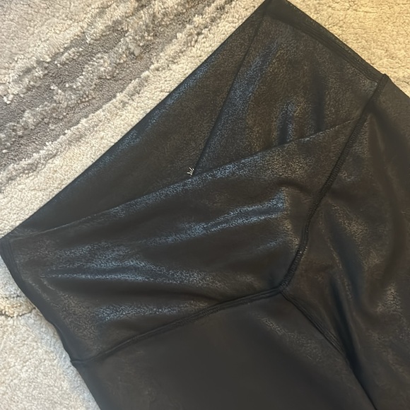 Aerie Offline Crossover Waist Shine Pebbled Faux Leather Leggings | Black | Sz M - Picture 3 of 5